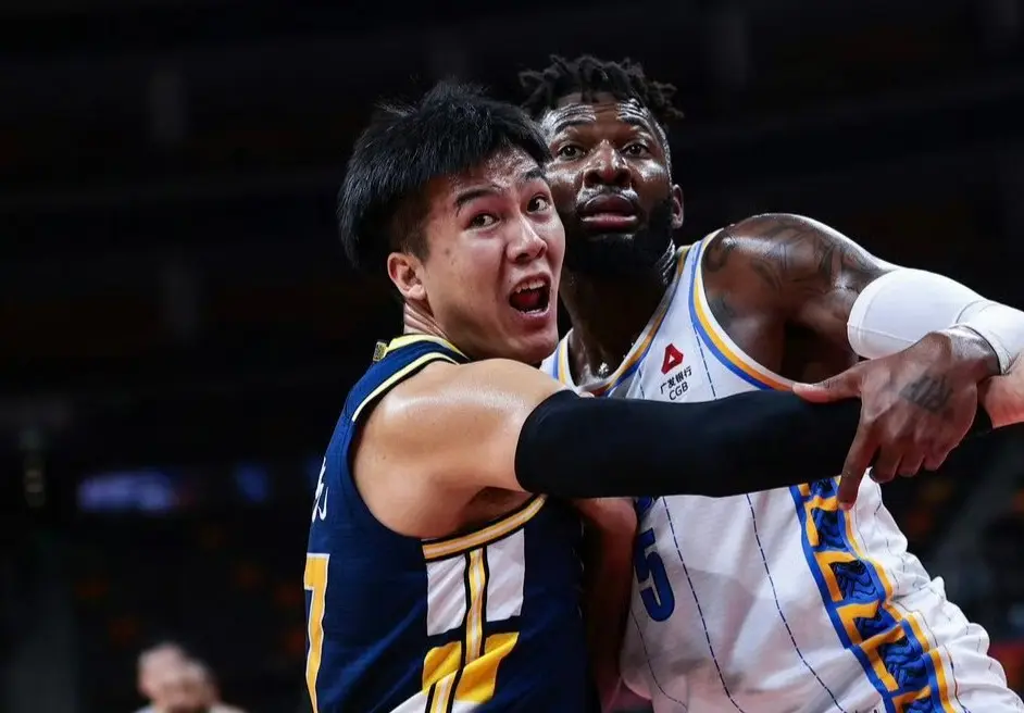 AA, 篮板, 的处境